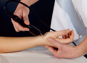 applicazione della neutokinesiterapia per il trattamento del canale del Guyon